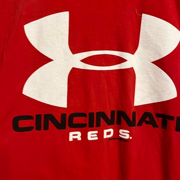 EUC Under armour red & white S/S Cincinnati Reds Tee size M - Picture 2 of 4